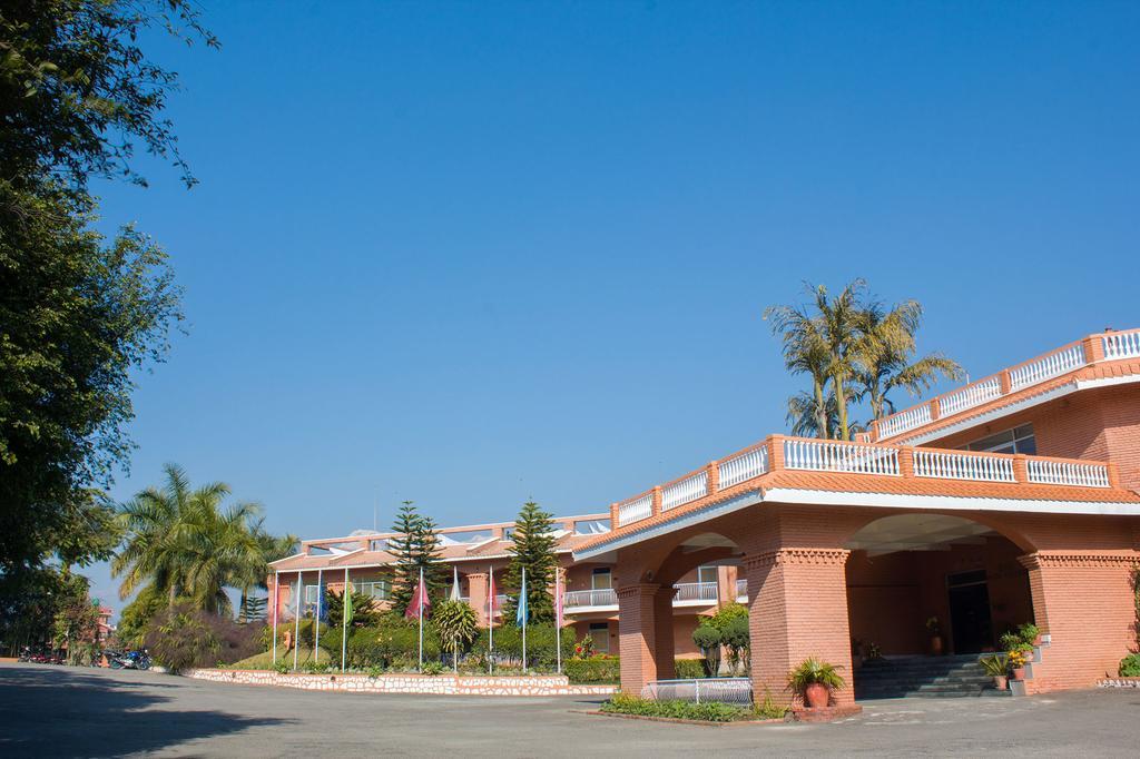Royal Palm Resort Pokhara Extérieur photo